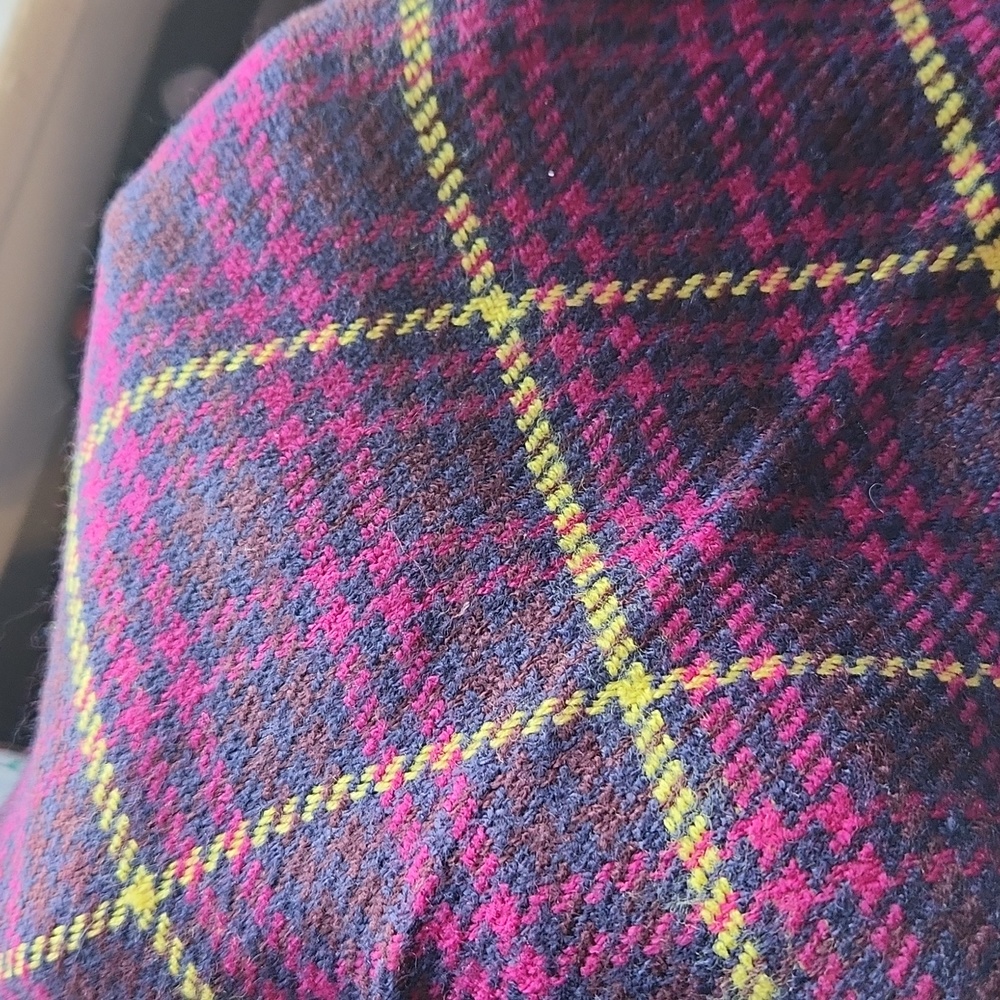 Beautiful Triangle Scarf - Picture 4 of 4